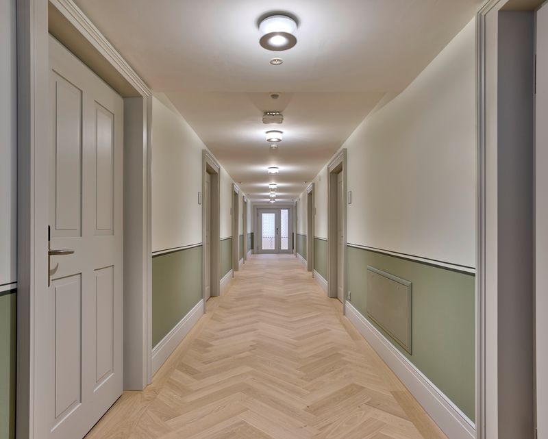 Sanierung und Erweiterung Psychiatrie Obwalden – Korridor im Schlafbereich auf den Stationen (1. + 2. OG) – Ben Huggler Photography